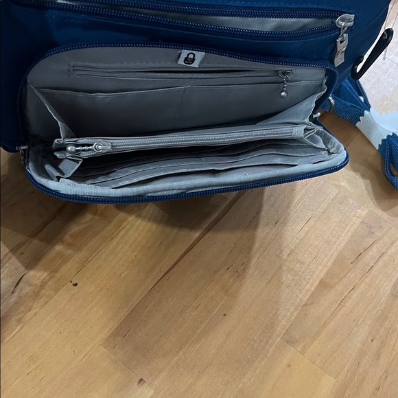 NWT Baggallini crossbody - Picture 8 of 8